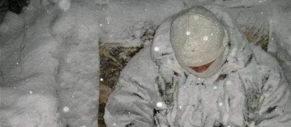 Soldado bajo la nieve guerra en Ucrania