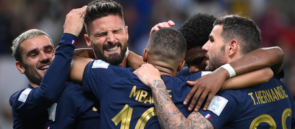 Francia celebra con Giroud el gol que le convierte en el máximo goleador de la historia del país