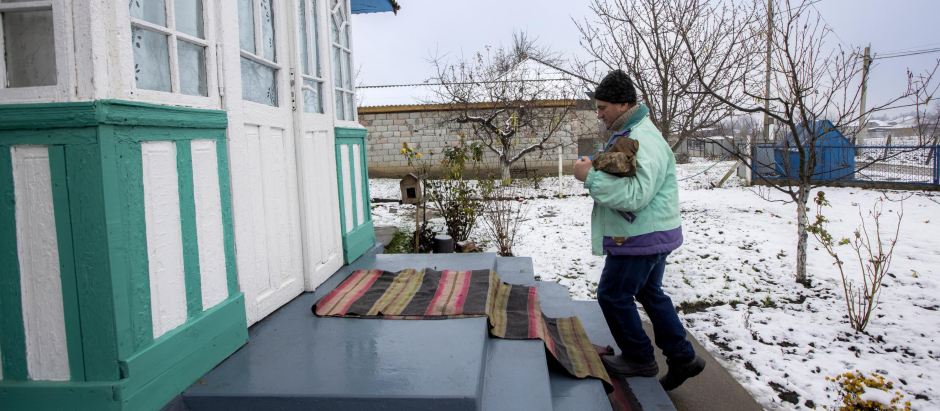 Un ciudadano moldavo llevando leña a su casa para poder calentarse