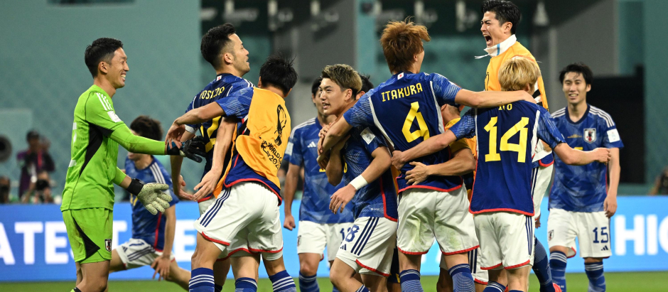 Los japoneses celebran tras el partido la victoria ante Alemania