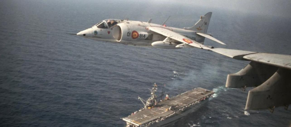 Una imagen histórica: el momento en el que, por primera vez, un Harrier aterriza en el portaaeronaves español Dédalo
