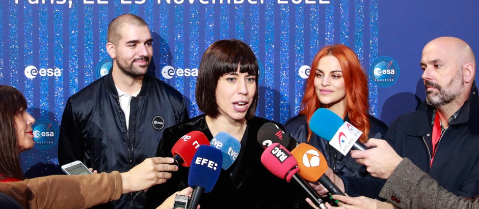Diana Morant, junto a los astronautas españoles de la ESA, Pablo Álvarez y Sara García.