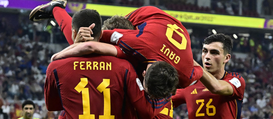 La celebración de Gavi con Ferran en uno de los goles de España ante Costa Rica