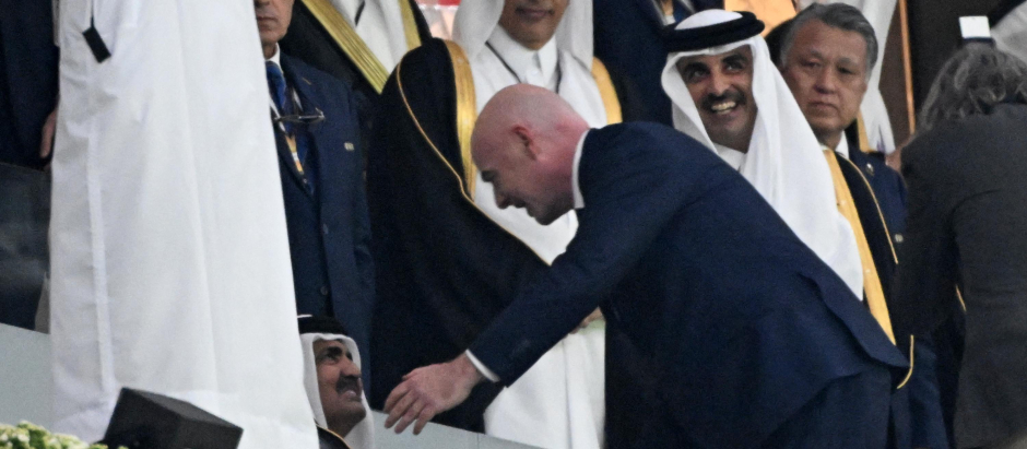 Gianni Infantino, presidente de la FIFA, con las autoridades de Qatar