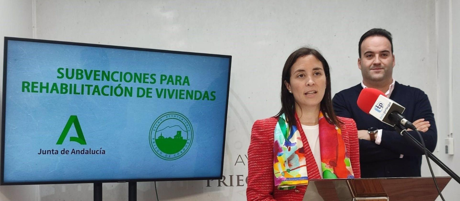 La delegada de Fomento, Articulación del Territorio y Vivienda, Cristina Casanueva, junto al alcalde Priego de Córdoba, Juan Ramón Valdivia