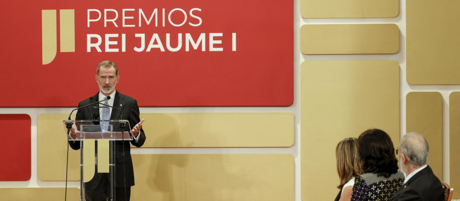 Felipe VI durante su intervención en el acto de entrega de los premios Jaime I, en la Lonja de Valencia