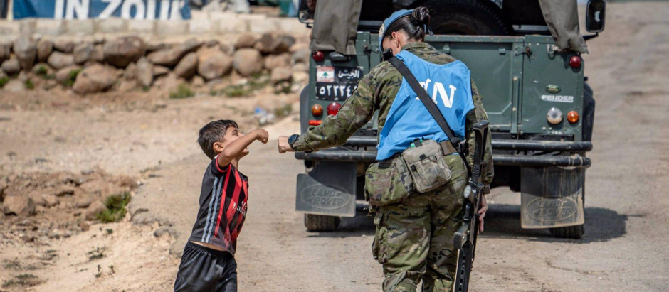 Un militar de la Brigada de Córdoba en Líbano saluda a un niño durante una patrulla