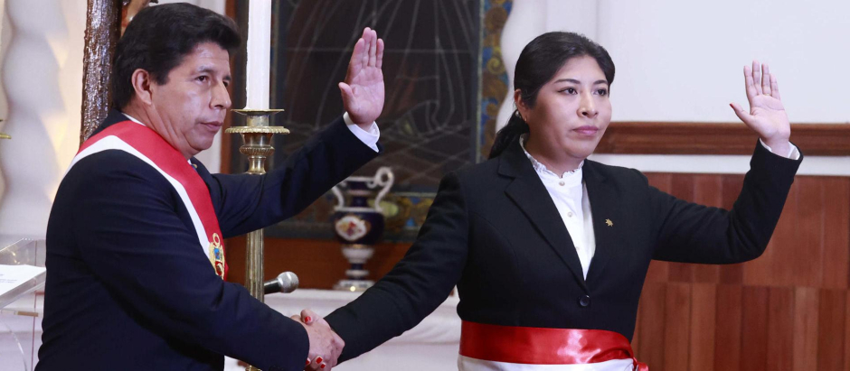 El presidente peruano Pedro Castillo juramenta a Betssy Chávez como nueva jefa de Gabinete