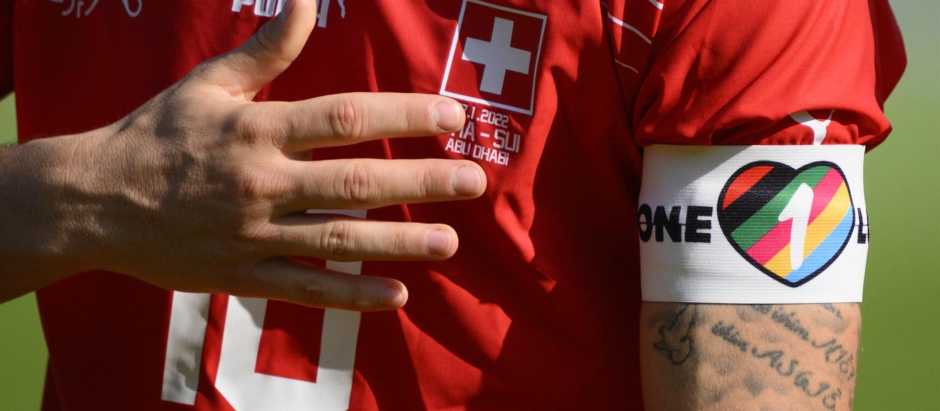 El capitán suizo Granit Xhaka porta el brazalete  "One Love" durante un amistoso previo al Mundial de Qatar