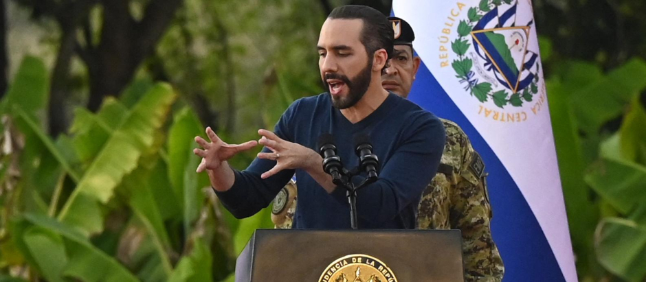 El presidente de El Salvador, Nayib Bukele, anunció este miércoles que policías y militares instalarán "cercos" en las ciudades para buscar a pandilleros