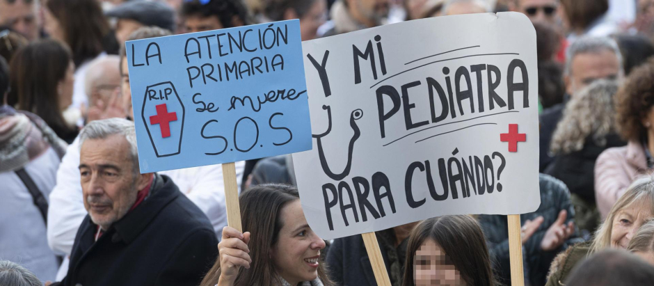 Sanitarios asisten a una concentración convocada por el sindicato Amyts en apoyo de la huelga de médicos y pediatras en toda la Atención Primaria de Madrid, este domingo en la Plaza del Museo Reina Sofía, en Madrid