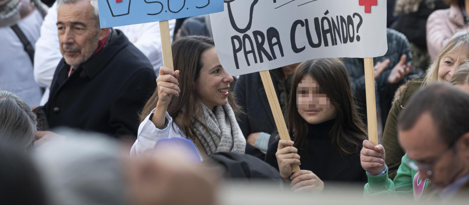 Sanitarios asisten a una concentración convocada por el sindicato Amyts en apoyo de la huelga de médicos y pediatras en toda la Atención Primaria de Madrid, este domingo en la Plaza del Museo Reina Sofía, en Madrid