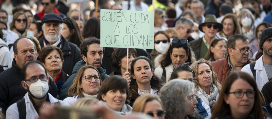 Sanitarios asisten a una concentración convocada por el sindicato Amyts en apoyo de la huelga de médicos y pediatras en toda la Atención Primaria de Madrid, este domingo en la Plaza del Museo Reina Sofía, en Madrid. EFE/Fernando Villar