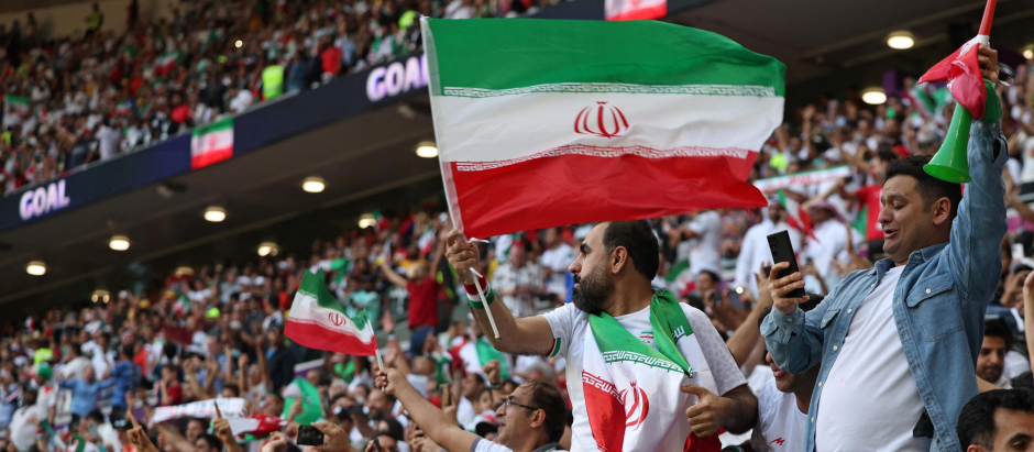 Aficionados de Irán ondean la bandera del país