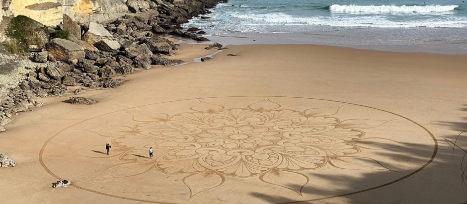 Dibujo del mandala más grande del mundo en la Playa Mataleñas, Cantabria