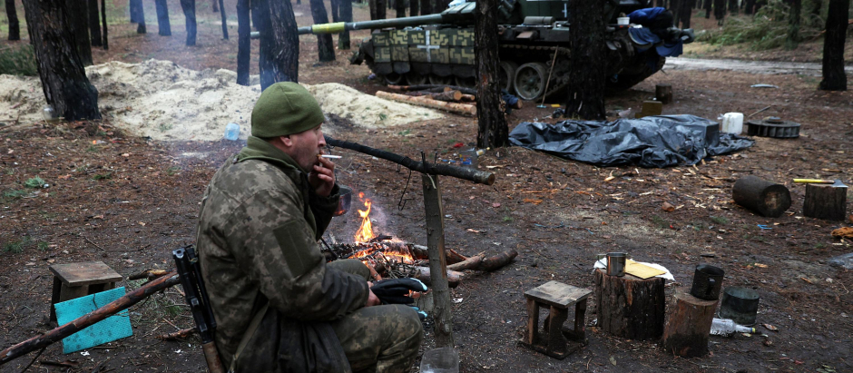Un militar ucraniano fuma un cigarrillo en un bosque cerca de Járkov