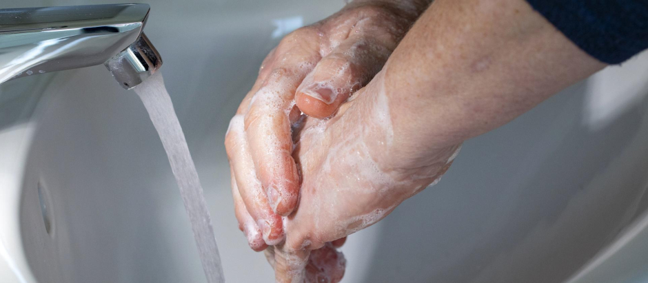 Lavarse las manos de forma compulsiva puede ser un síntoma de TOC