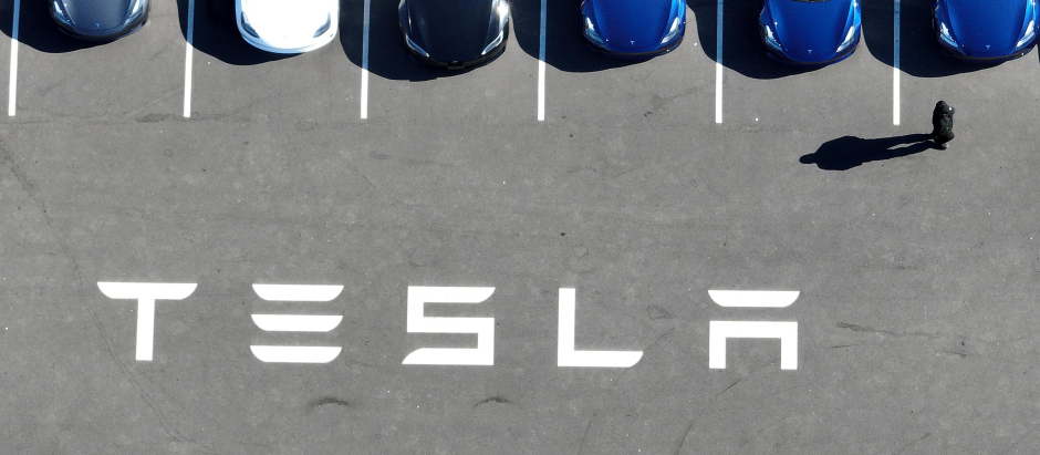 Un aparcamiento de coches en las oficinas de Tesla en Fremont, Estados Unidos