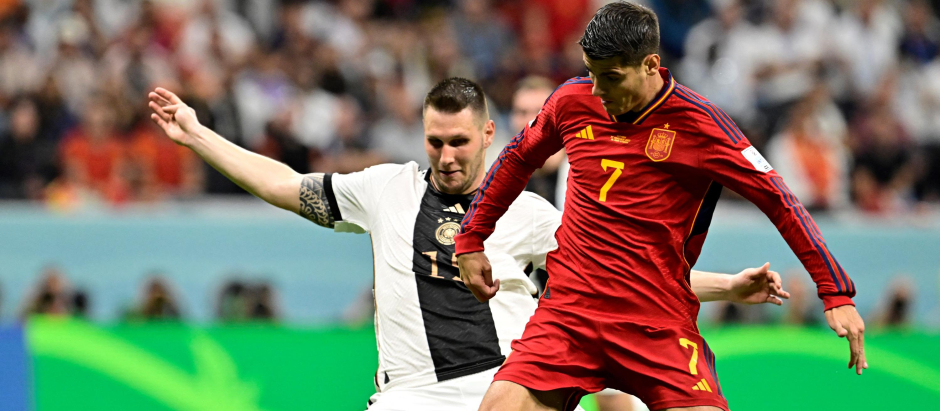 Morata en el momento en que remata para marcar el gol de España