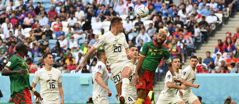 Serbia y Camerún empatan en uno de los mejores partidos de este Mundial