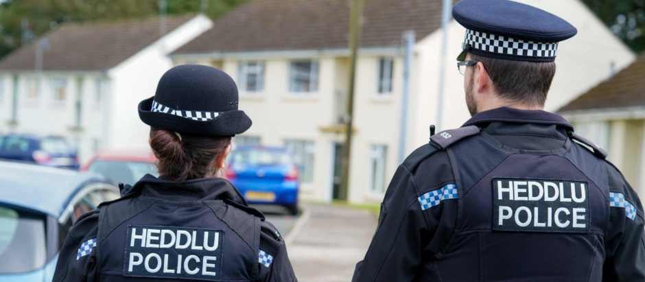 La policía de Gales encontró los cadáveres de dos bebés en una casa