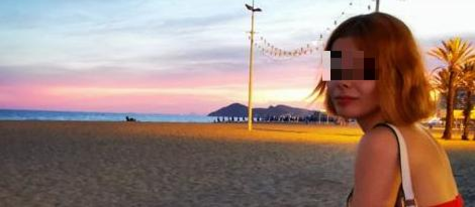 Milena posa en una foto en la playa