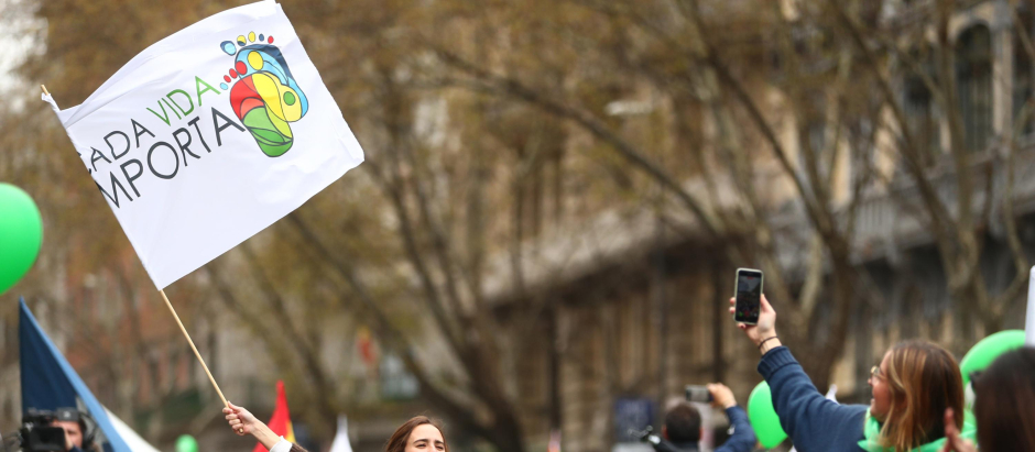 Una joven agita una bandera en una marcha por la vida celebrada en Madrid en marzo de 2021