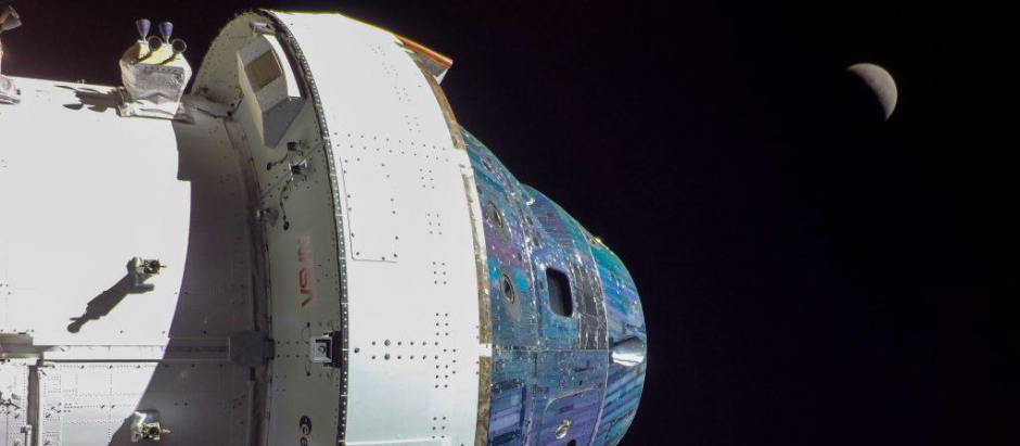 La nave Orion, con la Luna de fondo, durante el noveno día de viaje espacial
