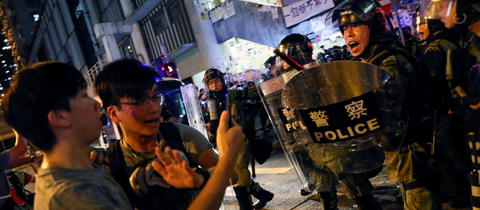 La policía antidisturbios grita a los manifestantes prodemocráticos en Hong Kong (2019)