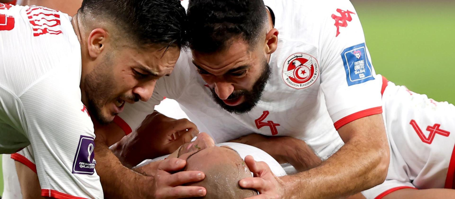 i Khazri celebra junto a sus compañeros el gol de la victoria de Túnez