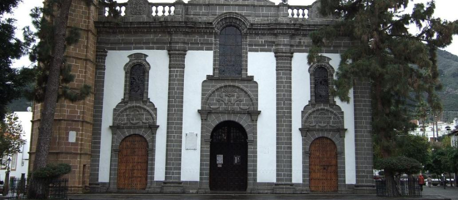 Fachada de la basílica de Nuestra Señora del Pino