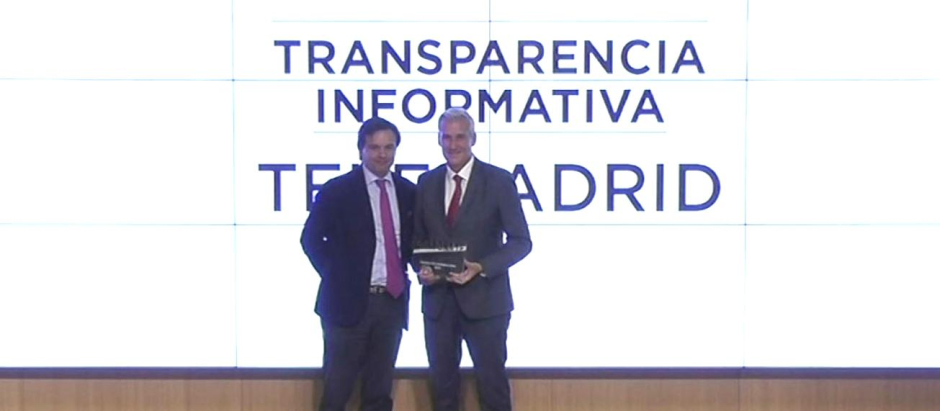 Víctor Arribas recoge el premio a la Transparencia Informativa