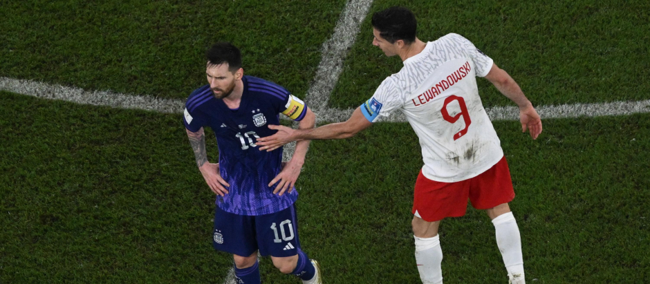 Messi ignoró a Lewandowski cuando el polaco fue a pedirle perdón por una falta