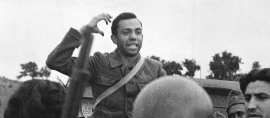 El poeta Migue Hernández dirigiéndose a los soldados en la Guerra Civil