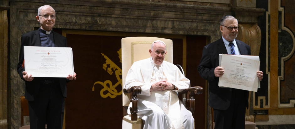 El Papa Francisco, junto a los dos galardonados con el Premio Ratzinger 2022