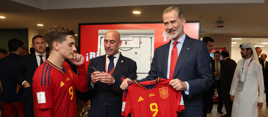 Spain's King Felipe VI , Luis Rubiales and Gavi during the World Cup group E soccer match between Spain and Costa Rica, at the Al Thumama Stadium in Doha, Qatar, Wednesday, Nov. 23, 2022.
