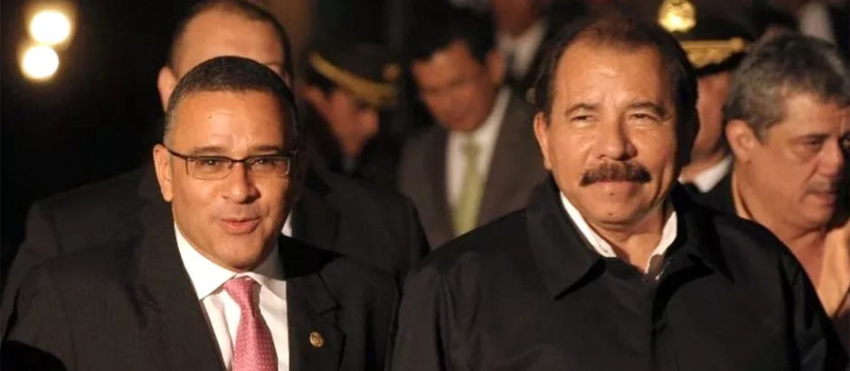 Expresidente salvadoreño Mauricio Funes (Iz.) y el dictador nicaragüense Daniel Ortega