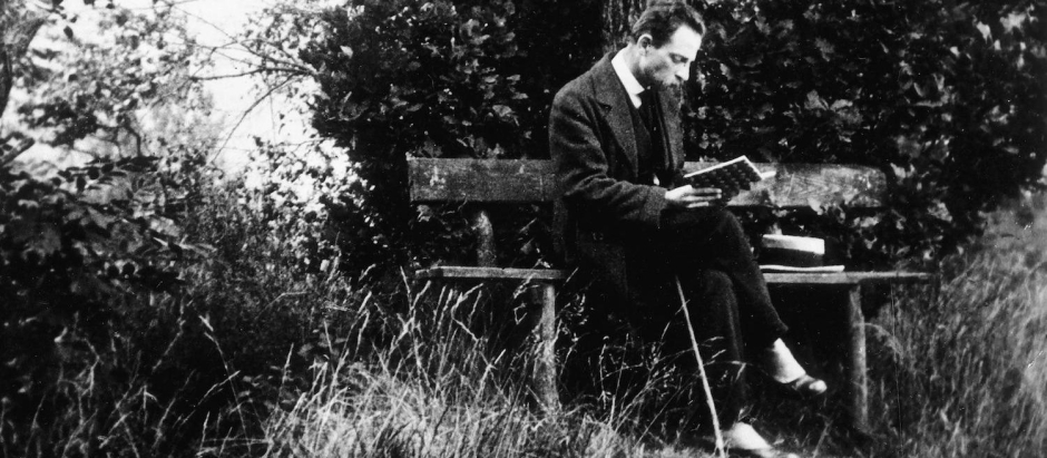 Rainier Maria Rilke leyendo en el parque