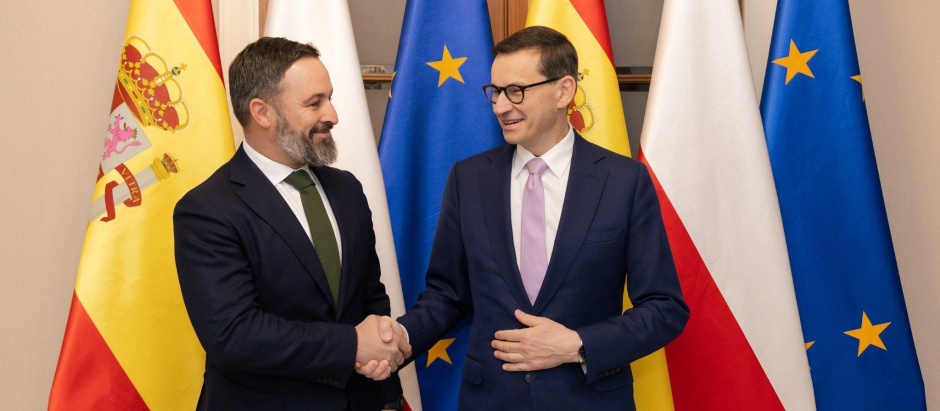 El presidente de Vox, Santiago Abascal, con el primer ministro de Polonia, Mateusz Morawiecki