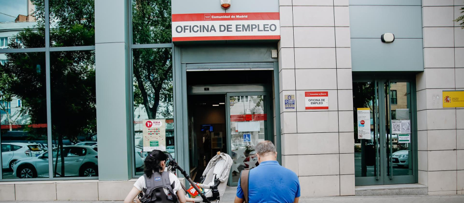 El número de parados registrados en las oficinas de los servicios públicos de empleo (antiguo Inem) bajó en 33.512 desempleados en noviembre