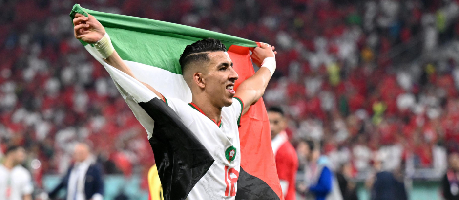 El Yamiq, futbolista de Marruecos, en la celebración tras pasar a octavos del Mundial