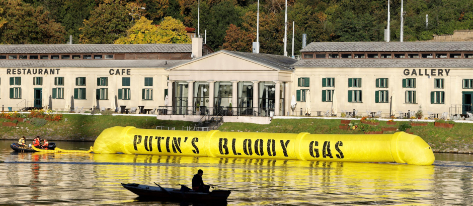 Activistas de Greenpeace recrean un gasoducto que dice 'Gas sangriento de Putin' en protesta del gasoducto de Rusia