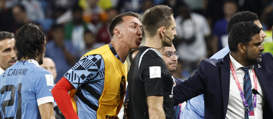 El portero Muslera persigue al árbitro al final del partido que eliminó a Uruguay