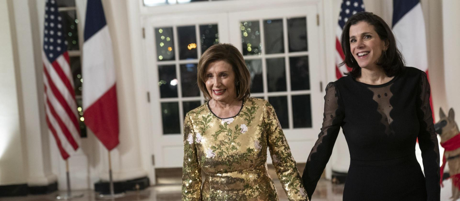 La presidenta de la Cámara de Representantes, Nancy Pelosi, y su hija Alexandra llegan a la Cena de Estado en honor del presidente Emmanuel Macron y su esposa Brigitte Macron