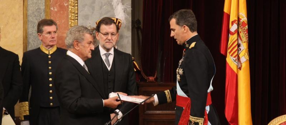 Su Majestad el Rey jura fidelidad a la Constitución Española y desempeñar fielmente su cargo