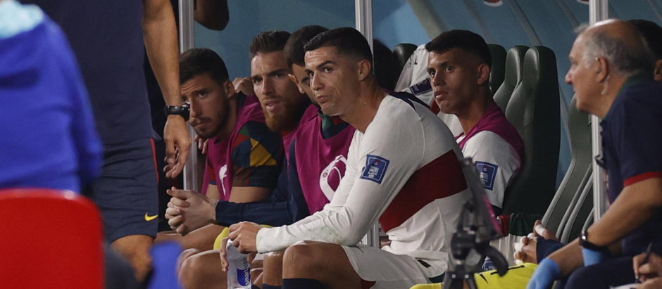 Doha (Qatar), 02/12/2022.- Cristiano Ronaldo of Portugal sits on the pitch after being substituted during the FIFA World Cup 2022 group H soccer match between South Korea and Portugal at Education City Stadium in Doha, Qatar, 02 December 2022. (Mundial de Fútbol, Corea del Sur, Catar) EFE/EPA/Rungroj Yongrit