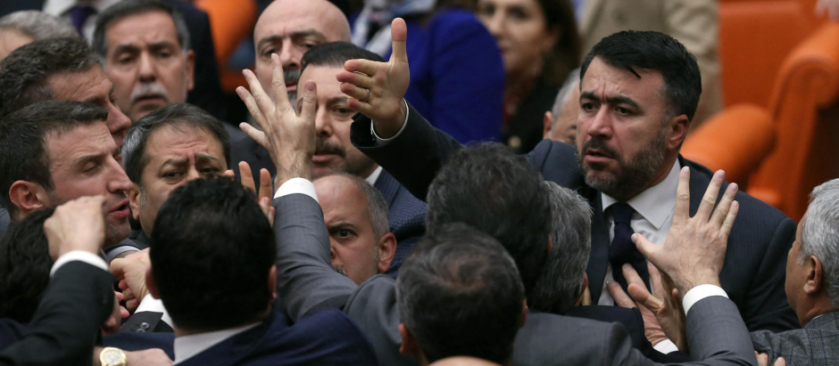 Diputados opositores y oficialistas se pelean en el plenario de la Asamblea Nacional de Turquía