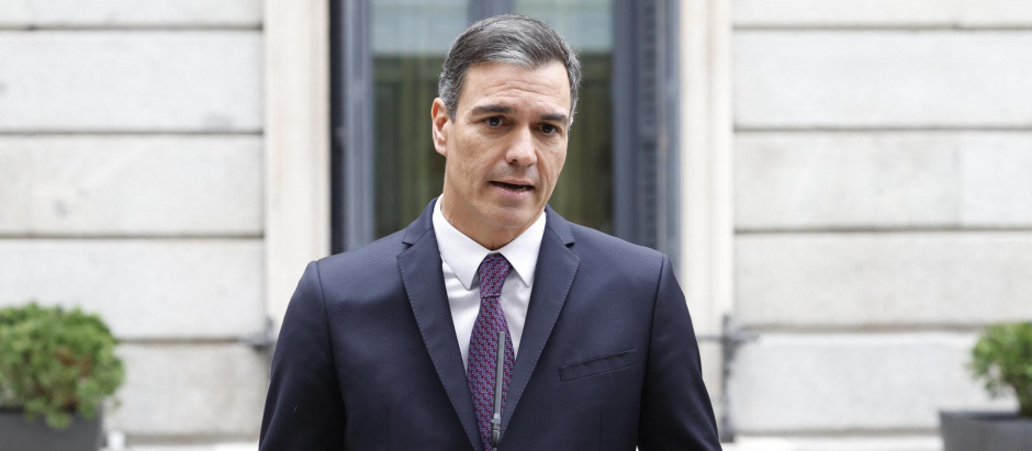 El presidente del Gobierno, Pedro Sánchez, se dirige a los medios de comunicación tras asistir al acto institucional del Día de la Constitución