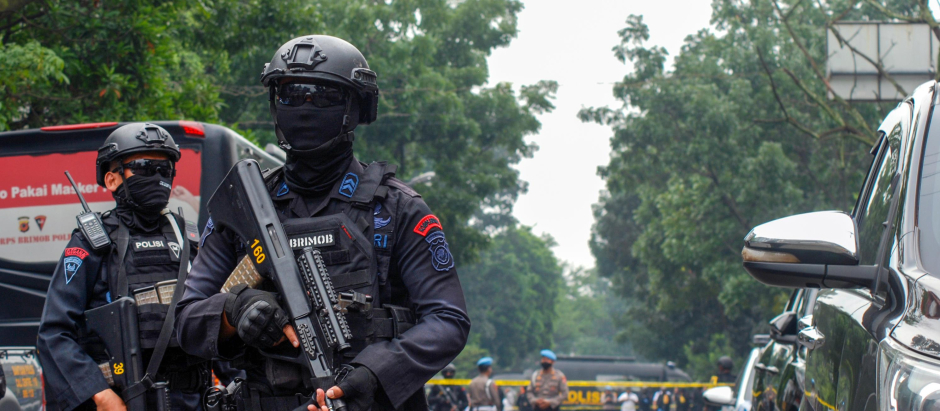 La Policía asegura el sitio de un atentado suicida frente a una estación de policía en Astanaanyar en Bandung, provincia de Java Occidental