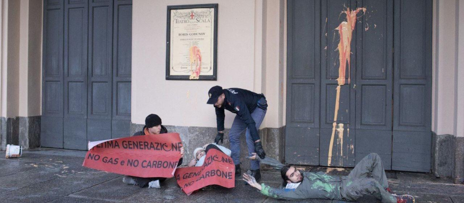 El ataque ecologista del grupo Ultima Generazione en el teatro La Scala de Milán